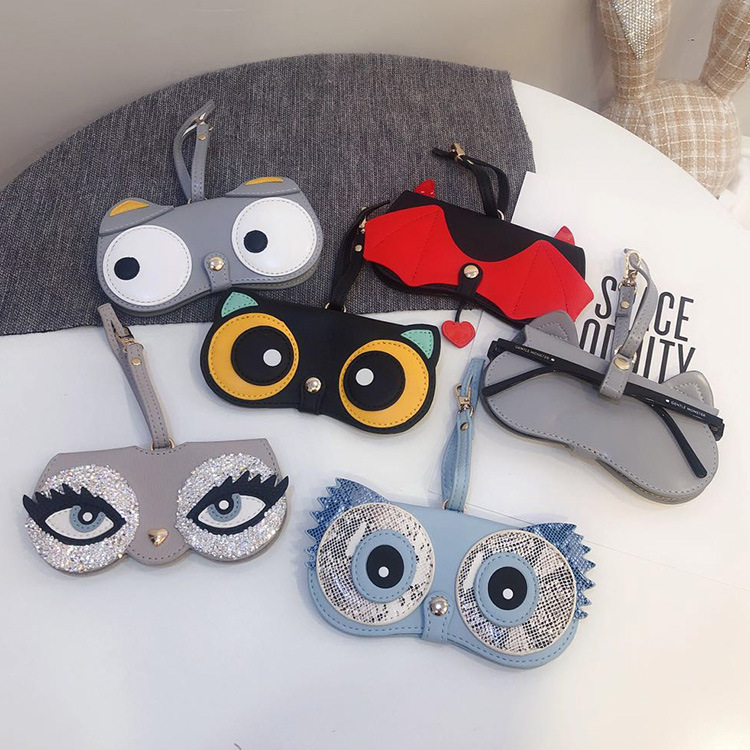 Jewelry Making Glasses - 男性と女性のためのかわいい漫画のメガネケース、ポータブルサングラス、近視メガネオーガナイザー、保護スリーブ、チャームバッグ、チャーム