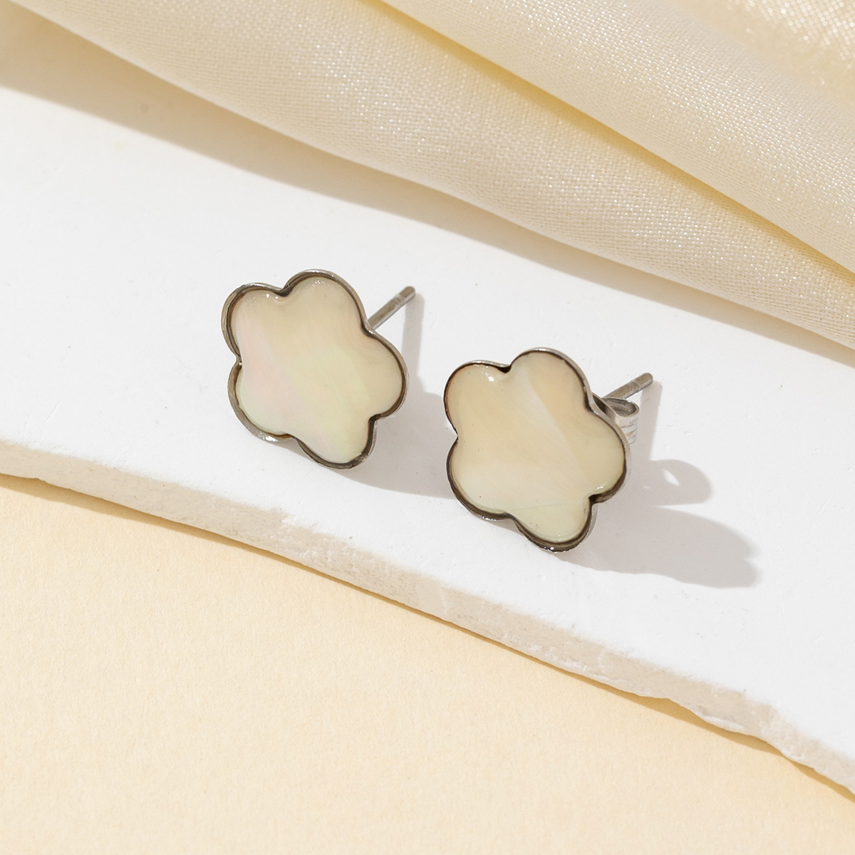 Jewelry Making Place - 2 個ナチュラルファインシェル白花びら形状絶妙なチャーム儀式場所ジュエリーメイキング DIY スタッドイヤリングネックレスアクセサリー
