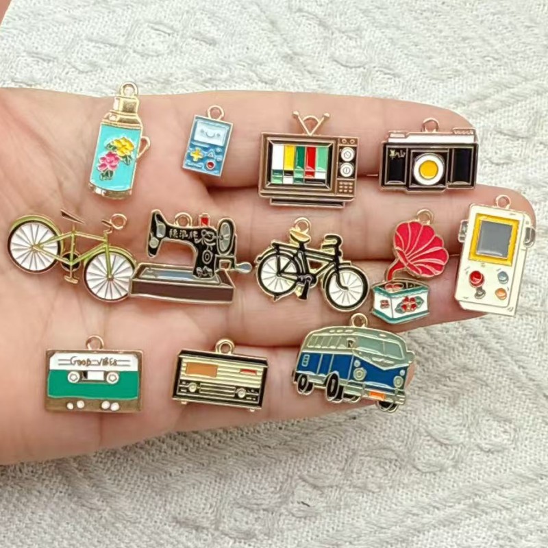 Jewelry Making Videos - 10個入り ヴィンテージ自転車、ミシン、テレビ、カメラ、ドリップ合金ペンダント DIYジュエリー、イヤリング、キーホルダー作成用チャーム