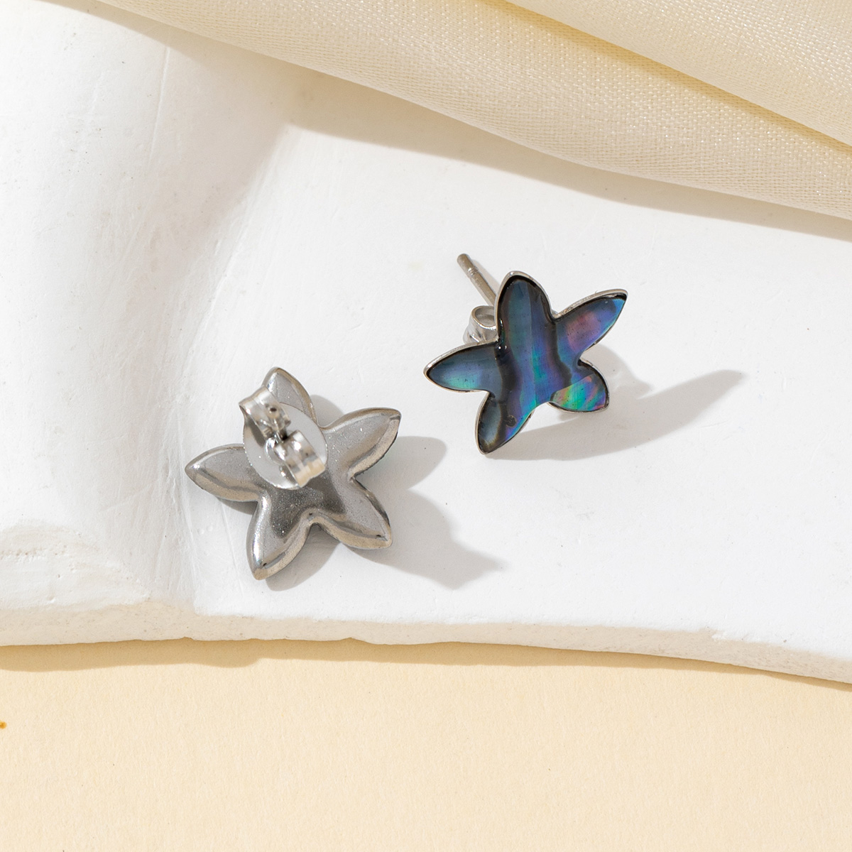 2 個天然シェルホワイトムーンシェイプ絶妙なチャーム儀式場所 - Jewelry Making Place のレビューと価格
