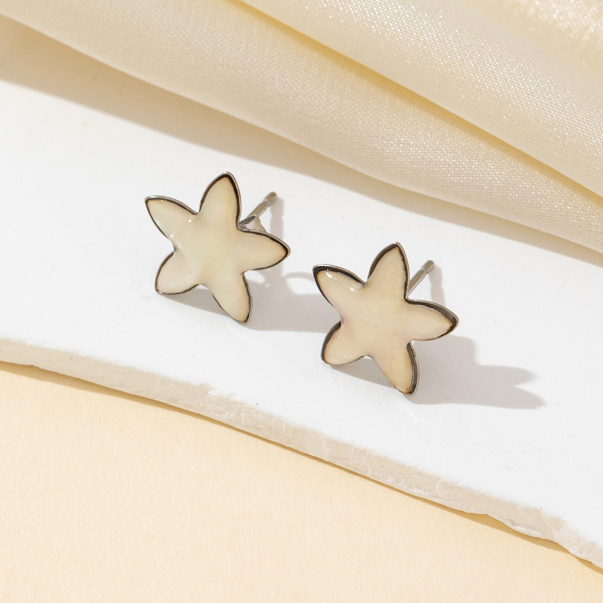 2 個天然シェル白五角形形状絶妙なチャーム儀式場所ジュエリー - Jewelry Making Place のレビューと価格